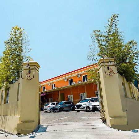 Hotel Oyo 1835 Kostel Wood à Semarang Extérieur photo