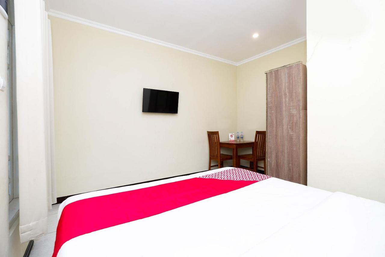 Hotel Oyo 1835 Kostel Wood à Semarang Extérieur photo
