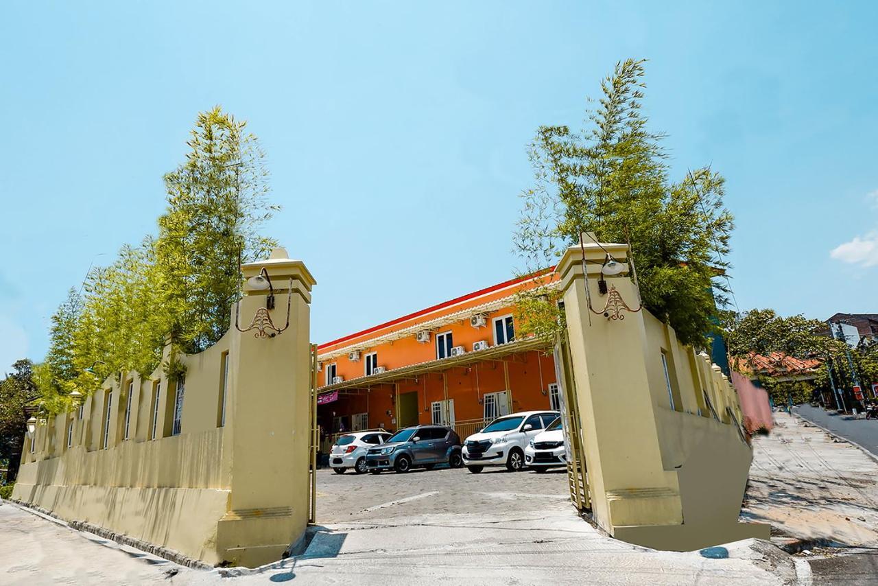 Hotel Oyo 1835 Kostel Wood à Semarang Extérieur photo