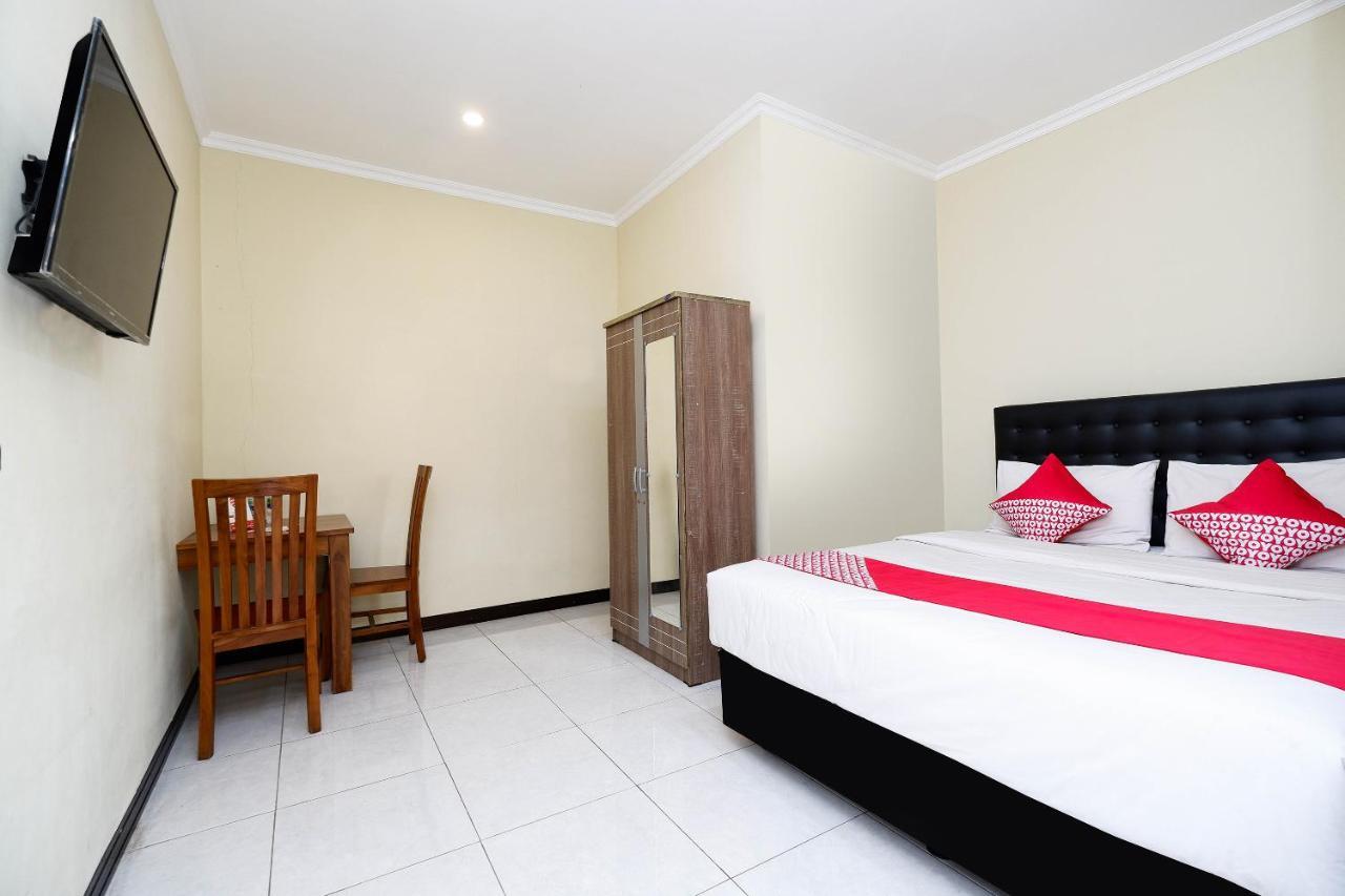 Hotel Oyo 1835 Kostel Wood à Semarang Extérieur photo