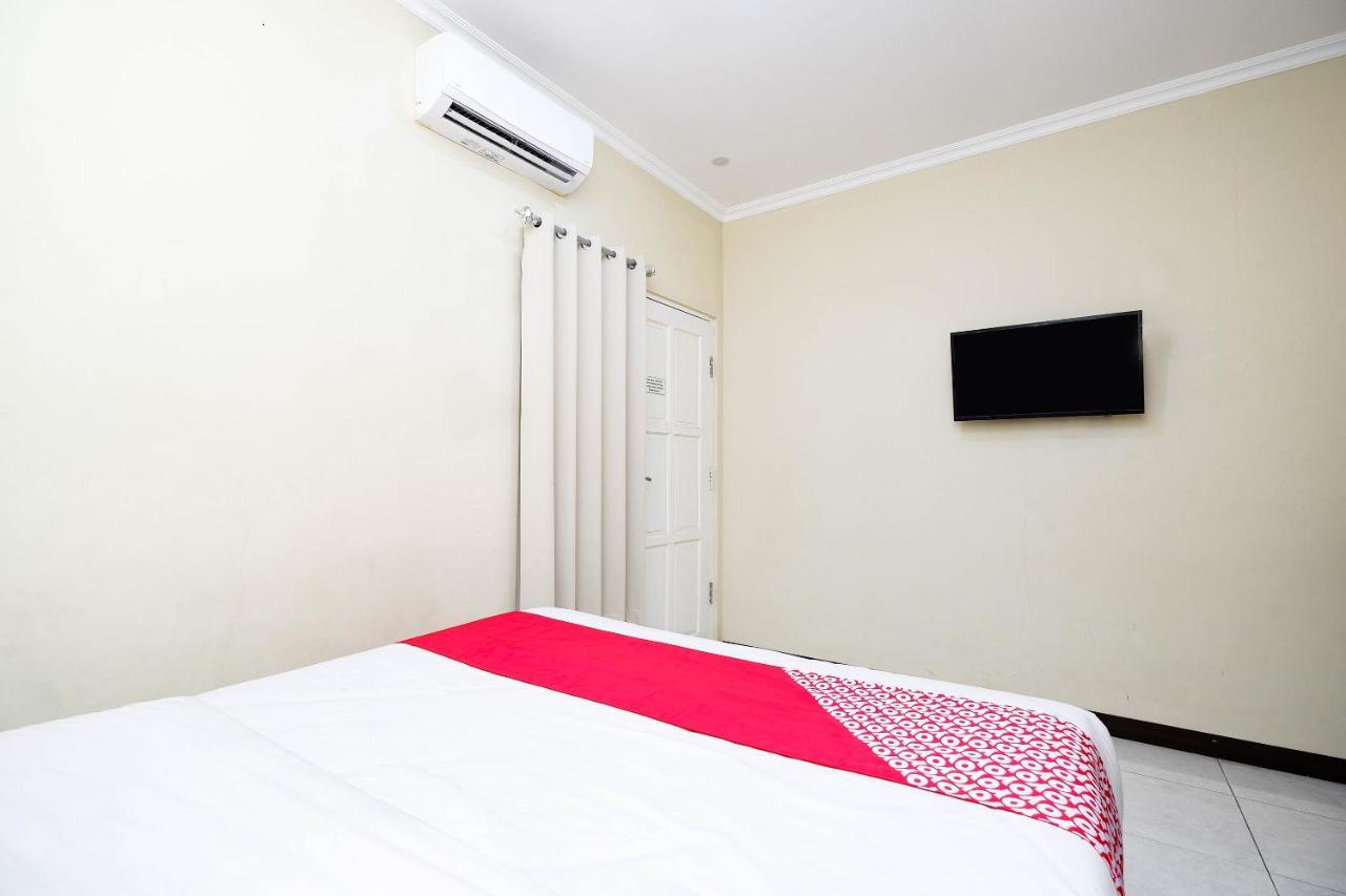Hotel Oyo 1835 Kostel Wood à Semarang Extérieur photo